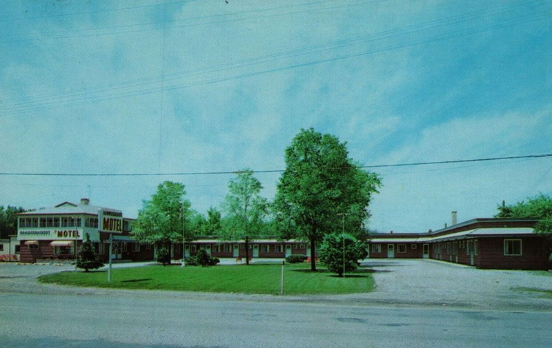 Pauls Motel of Bay City (Hammerbachers Motel) - 1959 Postcard (newer photo)
